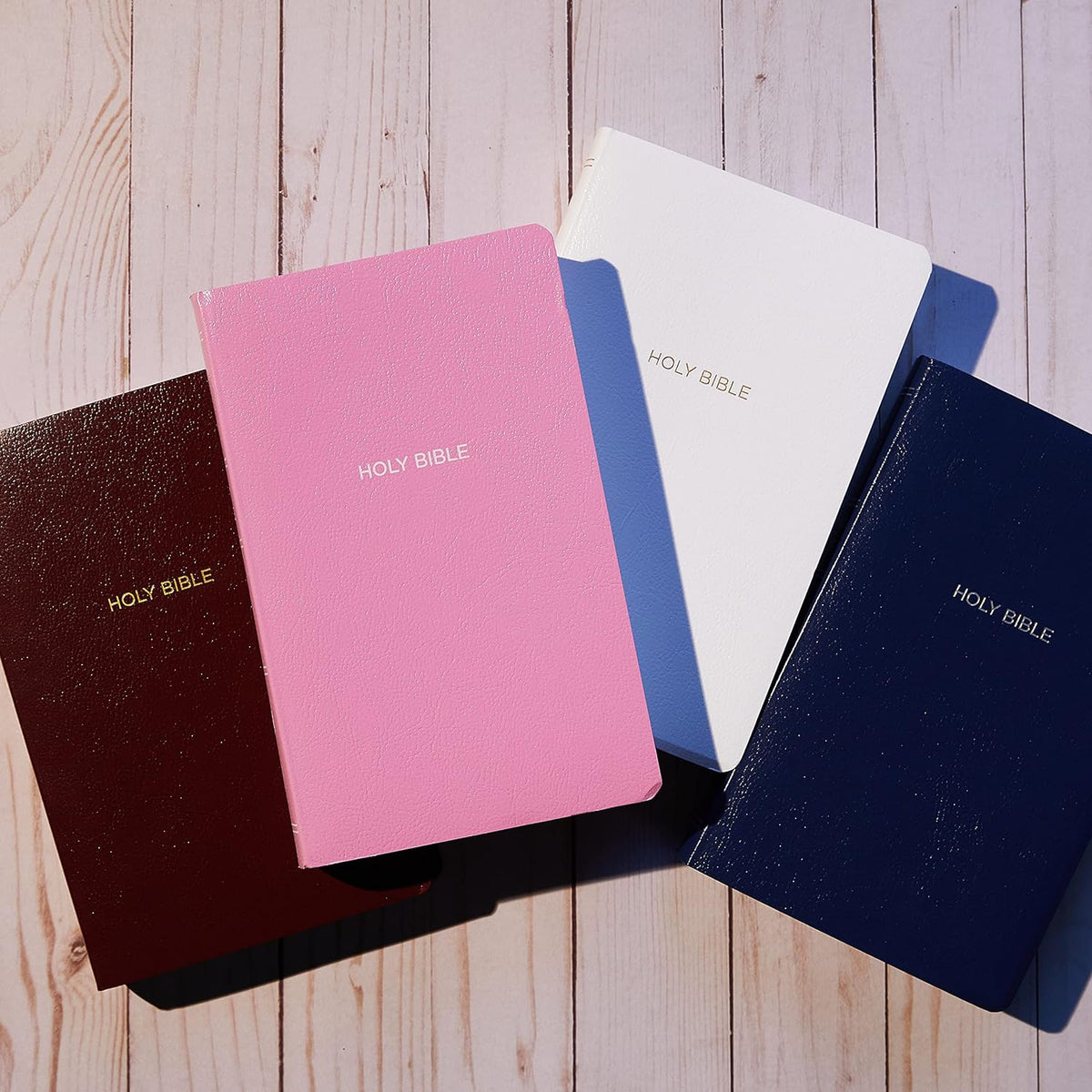 NKJV, Gift and Award Bible, Leather-Look, White, Red Letter, Comfort Print: Holy Bible, New King James Version