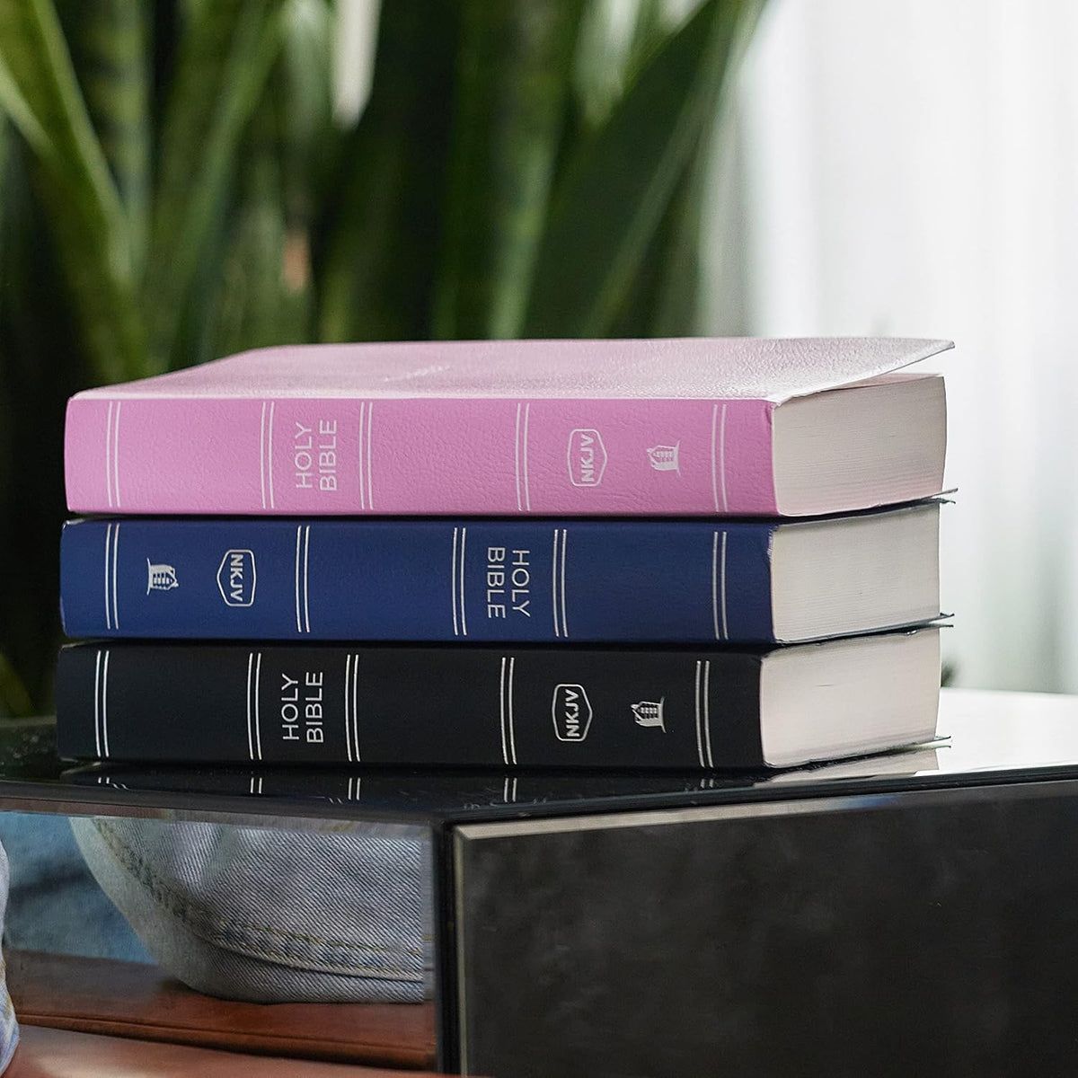 NKJV, Gift and Award Bible, Leather-Look, Pink, Red Letter, Comfort Print: Holy Bible, New King James Version