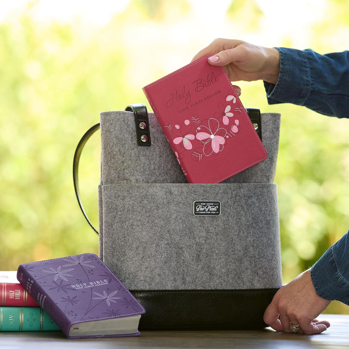 KJV Holy Bible, Compact Large Print Vegan Leather Red Letter Edition - Ribbon Marker, King James Version, Pearlized White (KJV Compact LP Editions)
